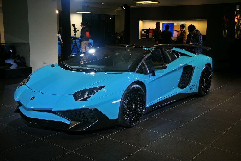 這輛Aventador LP 750-4 SV Roadster不僅極為珍稀，而且還身擁Ad Personam客製化Blu Glauco特殊藍車色。