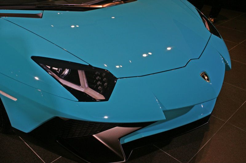 車頭輪廓與一般Aventador大致相同，但下半部張狂的空力套件則強調出極為高調的身份。