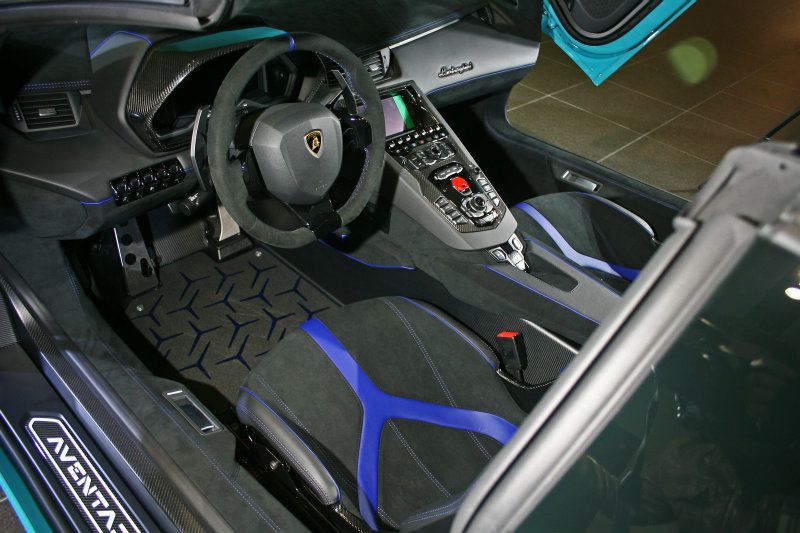 車室內同樣透過Ad Personam客製化調製，獨特的麂皮套件與配色教人目眩神馳。