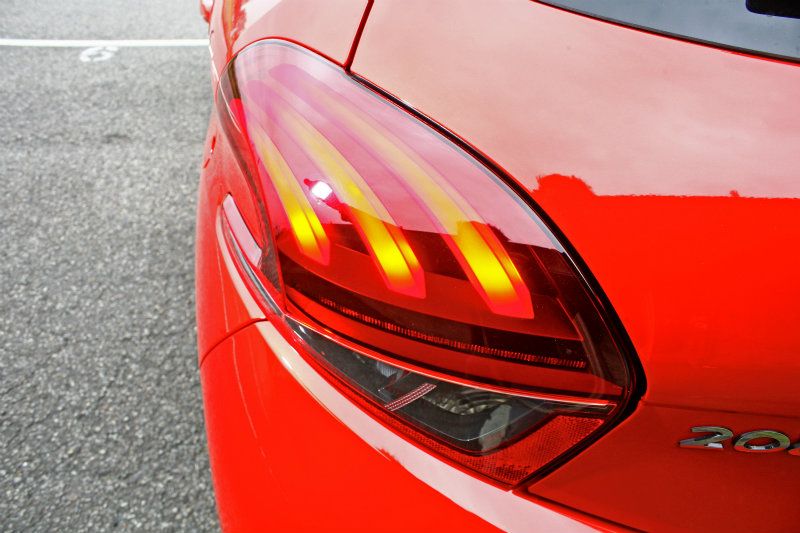 有如獅爪般的尾燈內容，是新世代Peugeot車款的家族設計手法。