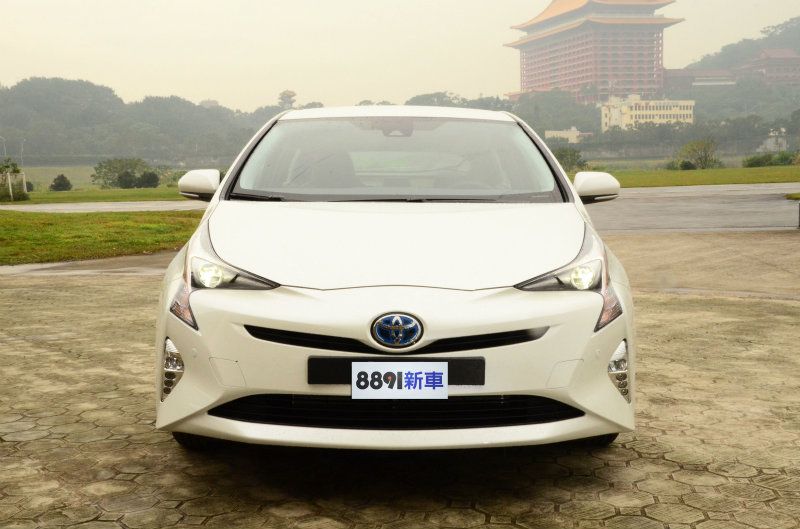 車頭採用淚滴狀的輪廓與內凹的霧燈保桿串連成一條顯眼的Z字形，賦予車頭更具運動化的感受