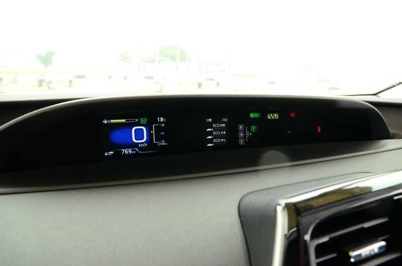 高解析的螢幕可顯示油電系統的切換動畫以及各種行車數據