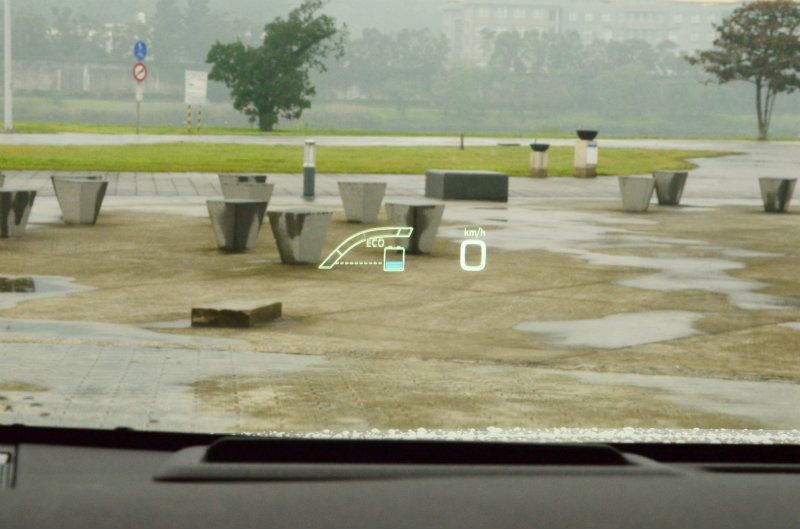 高對比的投射式HUD抬頭顯示器，讓駕駛有種駕馭未來車的感受