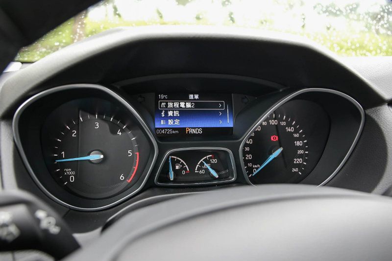 飛行式雙筒儀表板附智慧整合式行車電腦,提供多項行車資訊。 飛行式雙筒儀表板附智慧整合式行車電腦,提供多項行車資訊。
