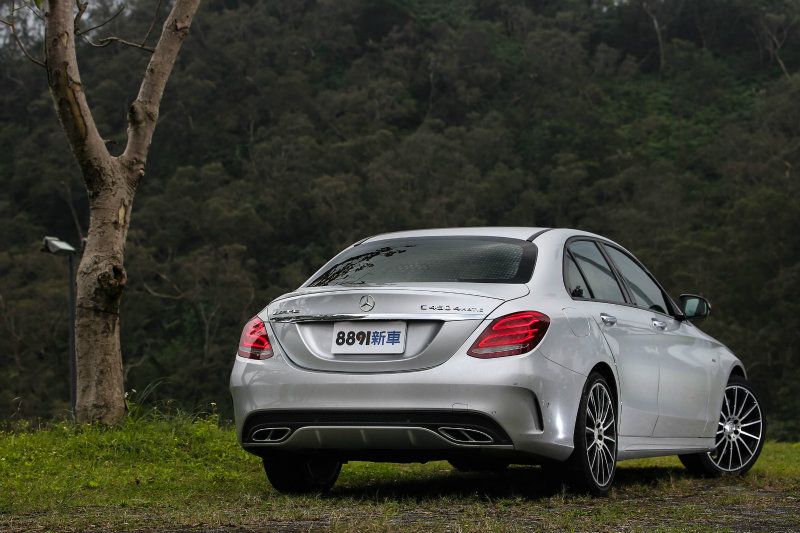 外觀C 450 AMG 4Matic沒有如C 63 AMG般的張牙舞爪，但透過細部的點綴展現與一般C-Class的不同。