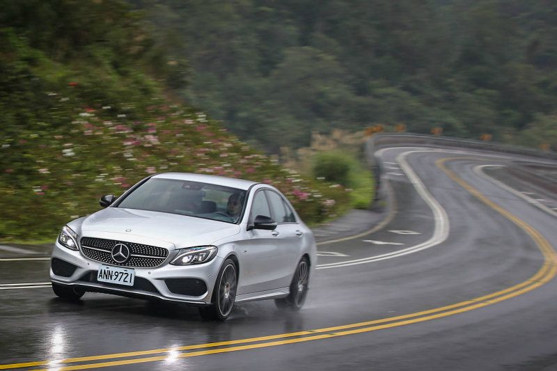 透過7G-TRONICPLUS七速手自排變速系統與4MATIC四輪驅動系統的傳遞,C 450 AMG 4Matic加速力道湧現的剛柔並濟。 透過7G-TRONICPLUS七速手自排變速系統與4MATIC四輪驅動系統的傳遞,C 450 AMG 4Matic加速力道湧現的剛柔並濟。