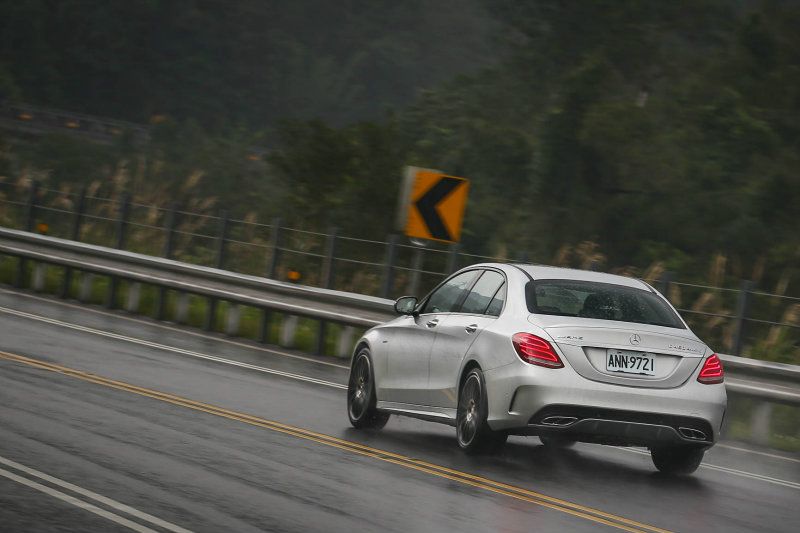 33:67的前後輸出比例，讓C 450 AMG 4Matic全油門衝刺時不會有難以穩定的後軸，丟入彎道時又可以穩定的緊抓路面，容錯度極高。