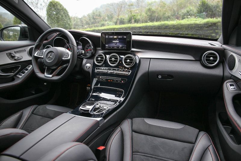 座艙設計大抵延續C-Class設計,僅利用紅色縫線、黑色鋼琴烤漆飾板等設計展現不同。 座艙設計大抵延續C-Class設計,僅利用紅色縫線、黑色鋼琴烤漆飾板等設計展現不同。