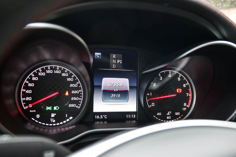 利用如方格旗般設計讓儀表板稍添運動氣息。 利用如方格旗般設計讓儀表板稍添運動氣息。