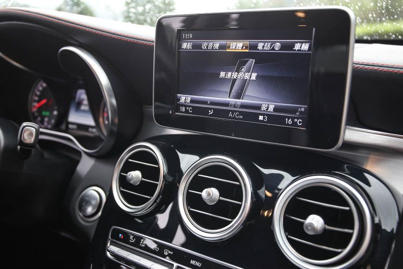 控台上方的為七吋彩色螢幕,整合COMAND操作介面與Garmin中文衛星導航系統。 控台上方的為七吋彩色螢幕,整合COMAND操作介面與Garmin中文衛星導航系統。