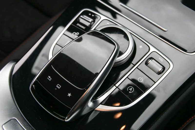 中央鞍座處為COMAND控制介面,兩側整合行車動態模式切換鍵、電子懸吊調整等功能。 中央鞍座處為COMAND控制介面,兩側整合行車動態模式切換鍵、電子懸吊調整等功能。