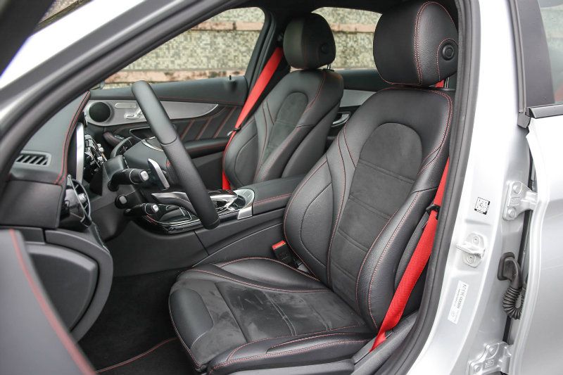 前座導入兩張跑車化電動調整座椅,以ARTICO皮質混DINAMICA類麂皮。 前座導入兩張跑車化電動調整座椅,以ARTICO皮質混DINAMICA類麂皮。