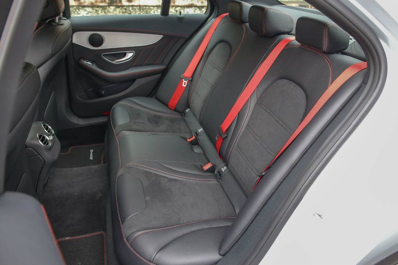 後座以雖然不是跑車座椅,但也採取相同材質鋪陳,同樣搭配designo紅色安全帶。 後座以雖然不是跑車座椅,但也採取相同材質鋪陳,同樣搭配designo紅色安全帶。