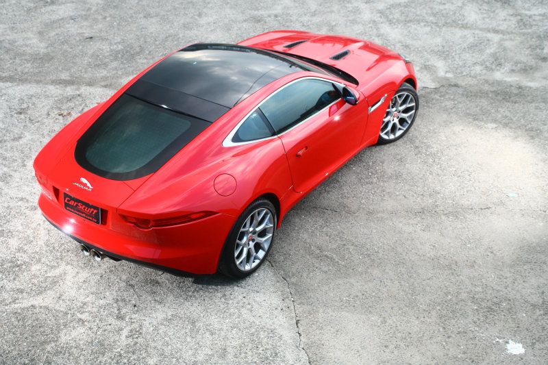 F-Type Coupe在彎中姿態相當活潑，轉向不足與過度同時存在，但其實極限仍高，需要好好熟悉適應才能開得好開得快。