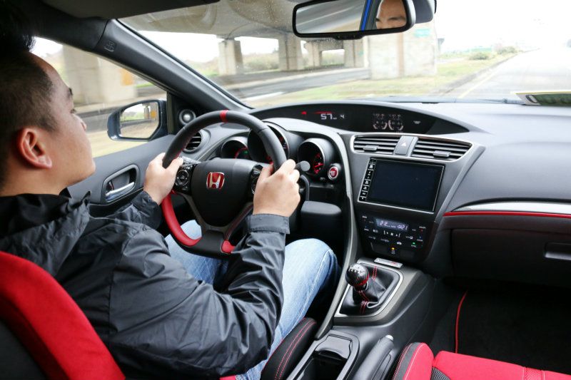 Civic Type R很明確的是一部「武車」，開著他就想拉轉劈彎，不似現今多數歐洲鋼砲性能猛烈之餘，有時也讓人願意緩步而行。