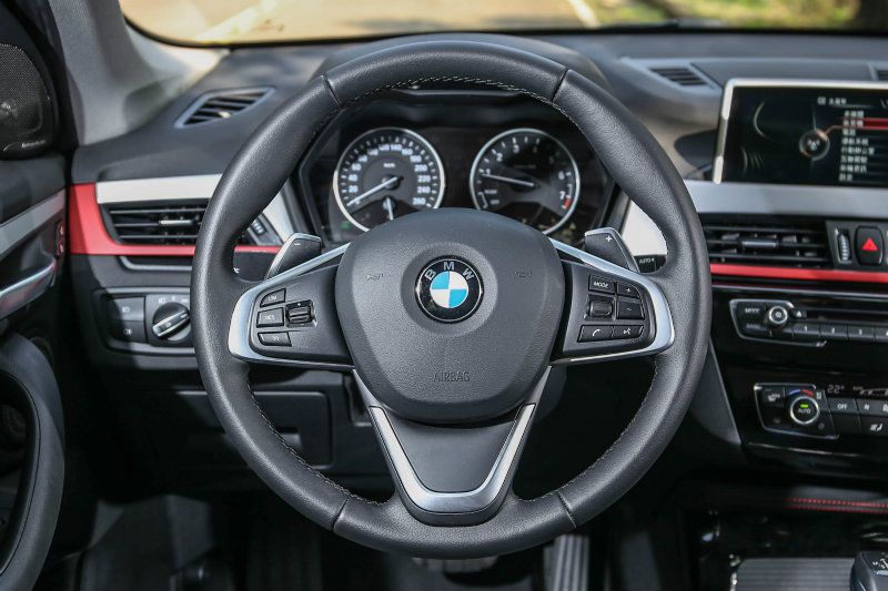 配備跑車式多功能真皮方向盤，並配置換檔撥片。