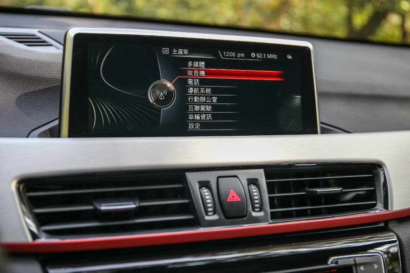 控台中央的iDrive控制系統控制邏輯仍十分容易上手操作