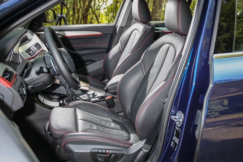 因選配Sport Line風格套件所以前座配備跑車座椅。