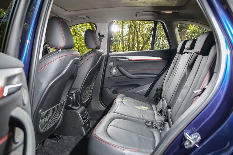 因選配Sport Line風格套件所以前座配備跑車座椅。