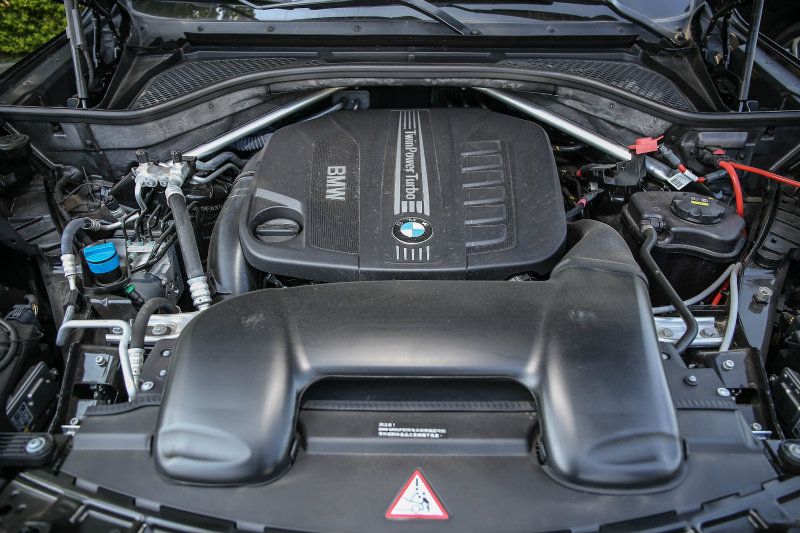 X6 xDrive30d搭載3.0升渦輪增壓柴油引擎，具備258hp最大馬力，與驚人的57.1kgm最大扭力。