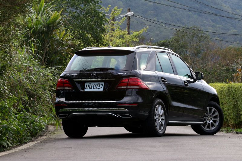 車尾部分的差異度較不若車頭有感，僅在燈具光條設計進行調整，以及換上新式樣保桿。