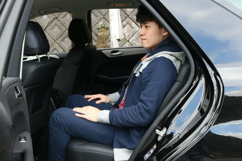 後座以試車組175cm的身高來說，膝部空間仍有20cm的餘裕，優異表現值得讚賞。