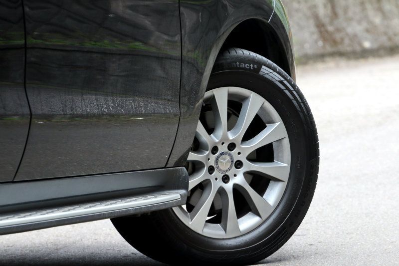 標配的255/55R18圈胎組造型稍嫌保守，配胎為Continental ContiSportContact5，性能與舒適性皆有合理表現。