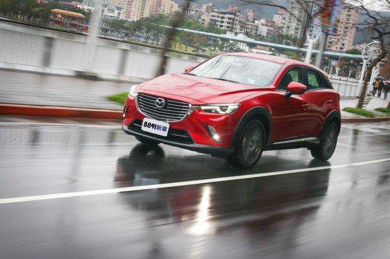 新世代Mazda的設計功力了得,對於CX-3的跨界運動風格外型更是爐火純青,外放卻不至於浮誇,訴求的同中求異正好滿足此消費族群所好。 新世代Mazda的設計功力了得,對於CX-3的跨界運動風格外型更是爐火純青,外放卻不至於浮誇,訴求的同中求異正好滿足此消費族群所好。