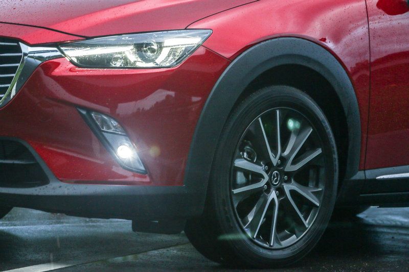 CX-3採用Toyo ProxesR40配胎,尺碼為218/50R18,於乾溼地的各項表現稱職。 CX-3採用Toyo ProxesR40配胎,尺碼為218/50R18,於乾溼地的各項表現稱職。