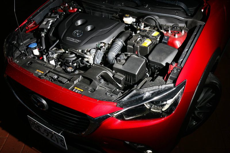  這具1.5升Skyactiv-D運轉聲抑制較自家2.2升版本進步，同時可變渦輪葉片與水冷Intercooler也是2.2機型所缺乏的，對於動力反應與穩定性都有助益。
