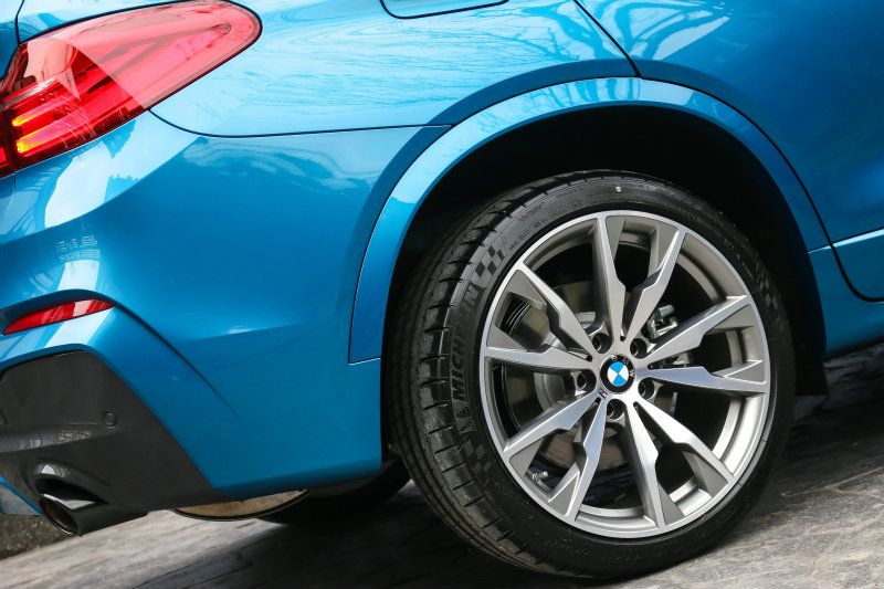 配置前245/40R20、後275/35R20的大尺碼圈胎組，煞車系統也換上性能化來令片與更大的碟盤，制動效果更為犀利。