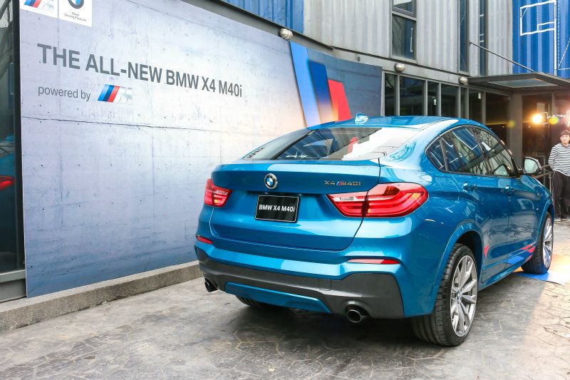 X4 M40i的車尾以雙邊單出排氣系統配上黑色高光澤下保桿造型，塑造肅殺感強烈的視覺意象。