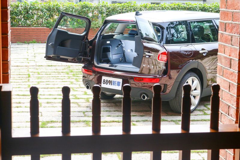 後廂開關有其順序，開門時先右再左，關門時先左再右，而雖然無電動啟閉，但結構設計讓開閉都相當省力輕鬆。