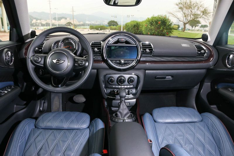 進入車室,舉手投足都是圓環元素,位居中央的環型儀錶外框具備可變光色,還可以加價選配8.8吋多媒體顯示螢幕,各相功能一清二楚。 進入車室,舉手投足都是圓環元素,位居中央的環型儀錶外框具備可變光色,還可以加價選配8.8吋多媒體顯示螢幕,各相功能一清二楚。