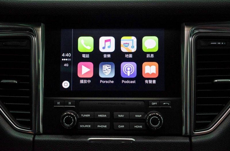 2017年式Macan全車系皆搭載新一代通訊管理系統 (PCM) ，擁有Apple CarPlay功能，讓Apple iPhone 5以上的車主擁有更高的整合使用便利性。