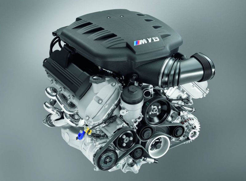 上一代M3所搭載4.0升V8由E60 M5的5.0L V10修改而來，數據為420hp/40.7kgm，平均105hp/L的出力為標準的高性能NA引擎。