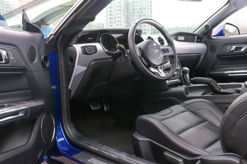 車室設計承襲老野馬神韻，經典氣息比熱血風格還多，而超過兩百萬元身價，各處塑料壓花的質感呈現還有提升空間。