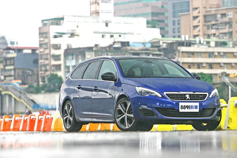 售價163.8萬元的308 SW GT不算便宜,但卻以獨樹一得的柴油運動旅行車形象吸引特定族群注意。 售價163.8萬元的308 SW GT不算便宜,但卻以獨樹一得的柴油運動旅行車形象吸引特定族群注意。