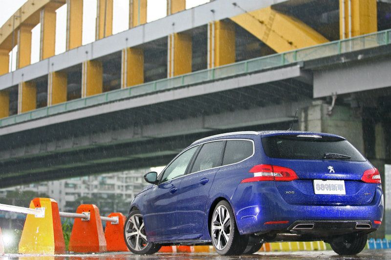 更低矮的車高配上運動化輪廓,這輛艷藍色的308 SW GT擁有極為帥勁的跑格旅行車樣貌。 更低矮的車高配上運動化輪廓,這輛艷藍色的308 SW GT擁有極為帥勁的跑格旅行車樣貌。