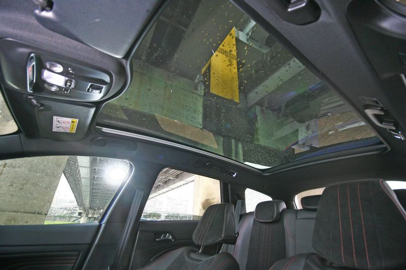 單一車型標準配備全景式車頂,有效提升車室明亮度。 單一車型標準配備全景式車頂,有效提升車室明亮度。