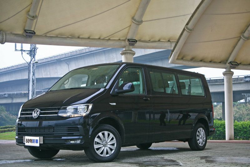 全新大改款Transporter外觀上延續上代車款造型，一樣以方正樣貌示人。