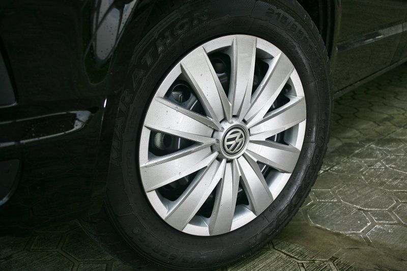 215/55 R16的胎圈尺碼，輪圈則為鐵圈外覆圈蓋設計。