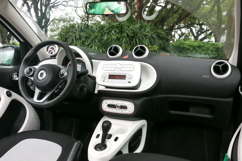 隨著Forfour「回歸」不似過往為Mitsubishi Colt雙生車，新一代Fortwo與Forfour內外設計有極大相似，兩車內裝設計如出一轍，造型相當活潑時尚，並有多樣色調自由搭配。