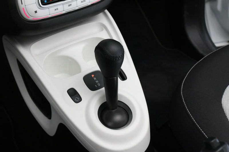 雖然已換上全新雙離合器變速箱，但排檔桿仍是一副「很手排」的模樣，而若擔心白色塑料飾板照顧不易，當然還有深色系供選擇。