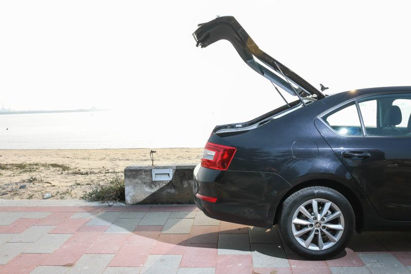 Octavia房車與旅行車型的行李箱容積差距頗為接近,重點在於房車版的行李廂可連同後擋風玻璃一同開啟,搬運大型物品的便利性與Combi相當。 Octavia房車與旅行車型的行李箱容積差距頗為接近,重點在於房車版的行李廂可連同後擋風玻璃一同開啟,搬運大型物品的便利性與Combi相當。