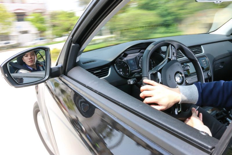 本車懸吊阻尼設定以舒適性為前提,但仍保有理想的支撐性,彎中若遇坑洞或起伏時,懸吊仍會努力抑制,避免多餘不安的晃動。 本車懸吊阻尼設定以舒適性為前提,但仍保有理想的支撐性,彎中若遇坑洞或起伏時,懸吊仍會努力抑制,避免多餘不安的晃動。