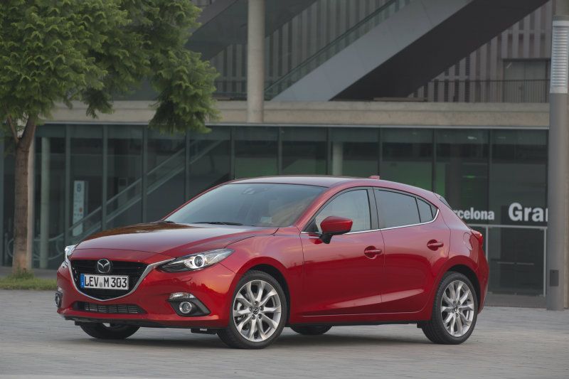 內裝外觀配備齊全豐富，主被動安全系統也俱全，最入門Mazda 3四門豪華型價格甚至低至69.9萬元，以進口車身分進攻國產車市場。