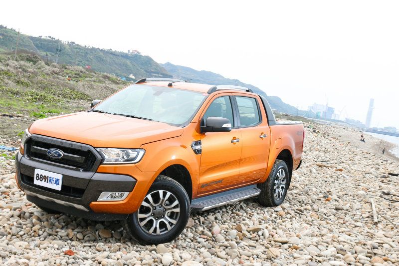 New Ranger的車頭造型經過不小變革,有新世代車款的視覺感受,但頭燈及日行燈仍採用鹵素光源,稍嫌可惜。 New Ranger的車頭造型經過不小變革,有新世代車款的視覺感受,但頭燈及日行燈仍採用鹵素光源,稍嫌可惜。