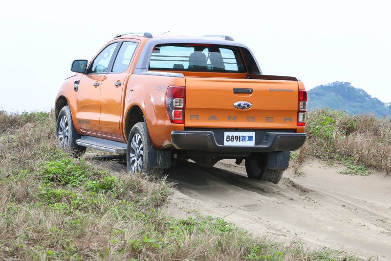 車尾造型並無改變,維持先行車款的高辨識度,大面積的尾門份量不輕,開啟時需稍加留意。 車尾造型並無改變,維持先行車款的高辨識度,大面積的尾門份量不輕,開啟時需稍加留意。