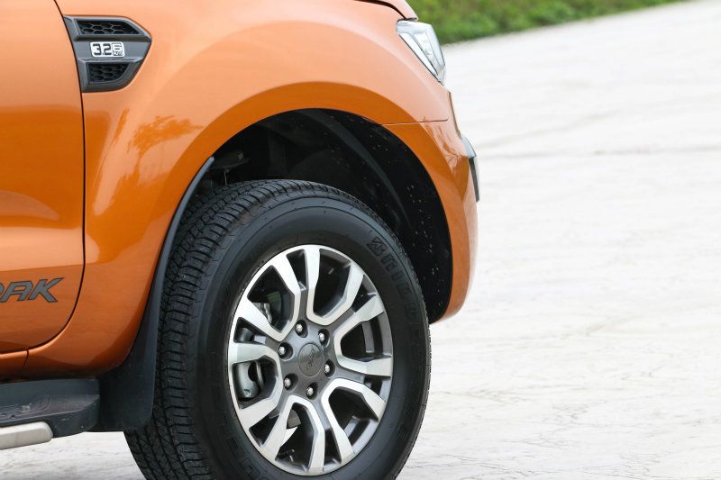 車側的飾徽採鎗灰色處理,而Ranger的圈胎尺碼達265/60R18,配胎為SUV專用的Brigestone Dueler H/T,於一般道路或越野地形皆有均衡的抓地力 車側的飾徽採鎗灰色處理,而Ranger的圈胎尺碼達265/60R18,配胎為SUV專用的Brigestone Dueler H/T,於一般道路或越野地形皆有均衡的抓地力